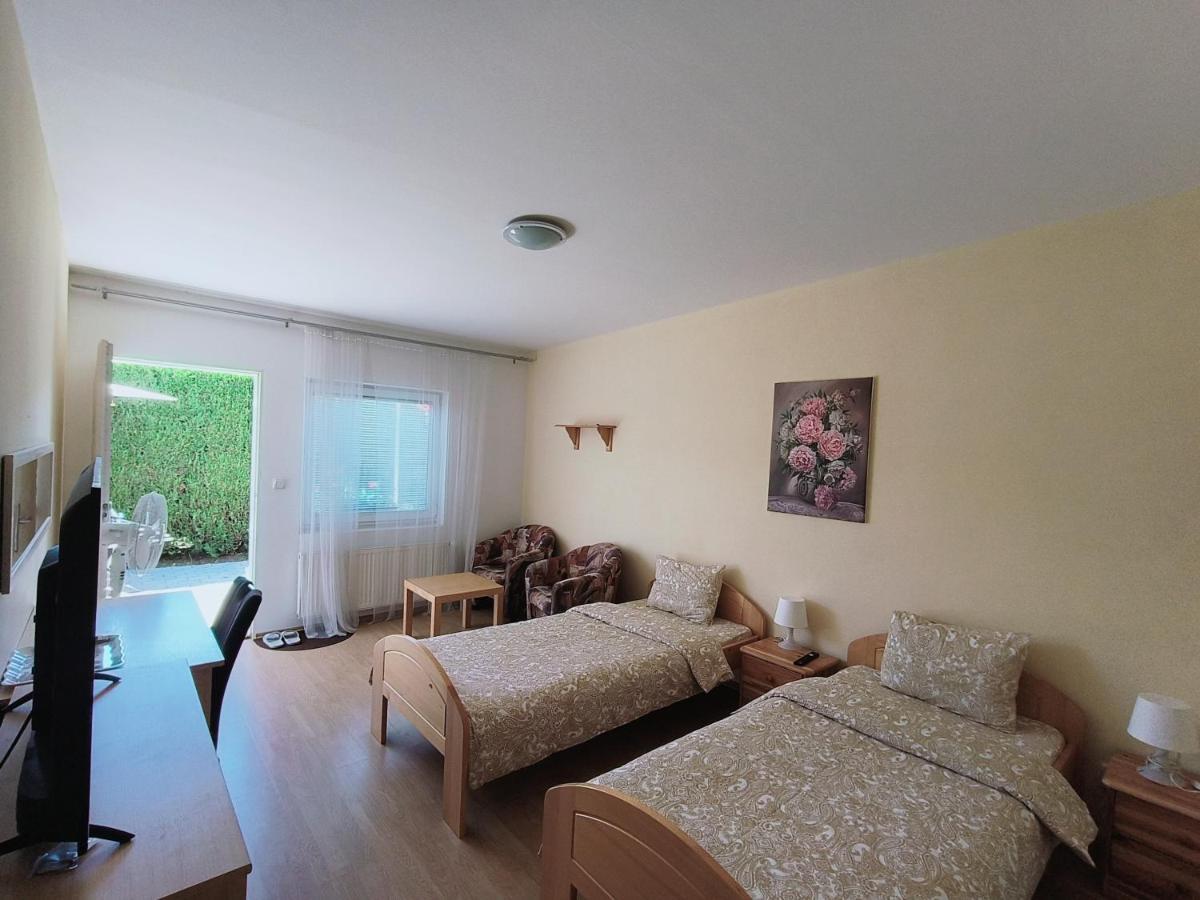 Cozy Room With Garden In Bratislava Exterior foto