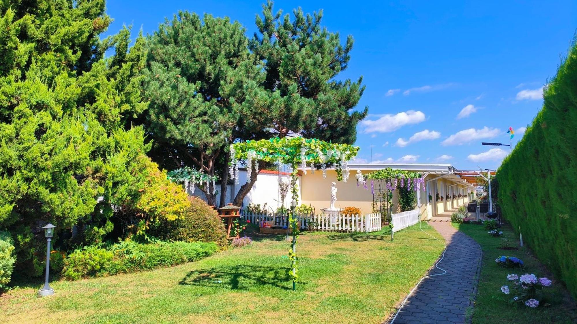 Cozy Room With Garden In Bratislava Exterior foto